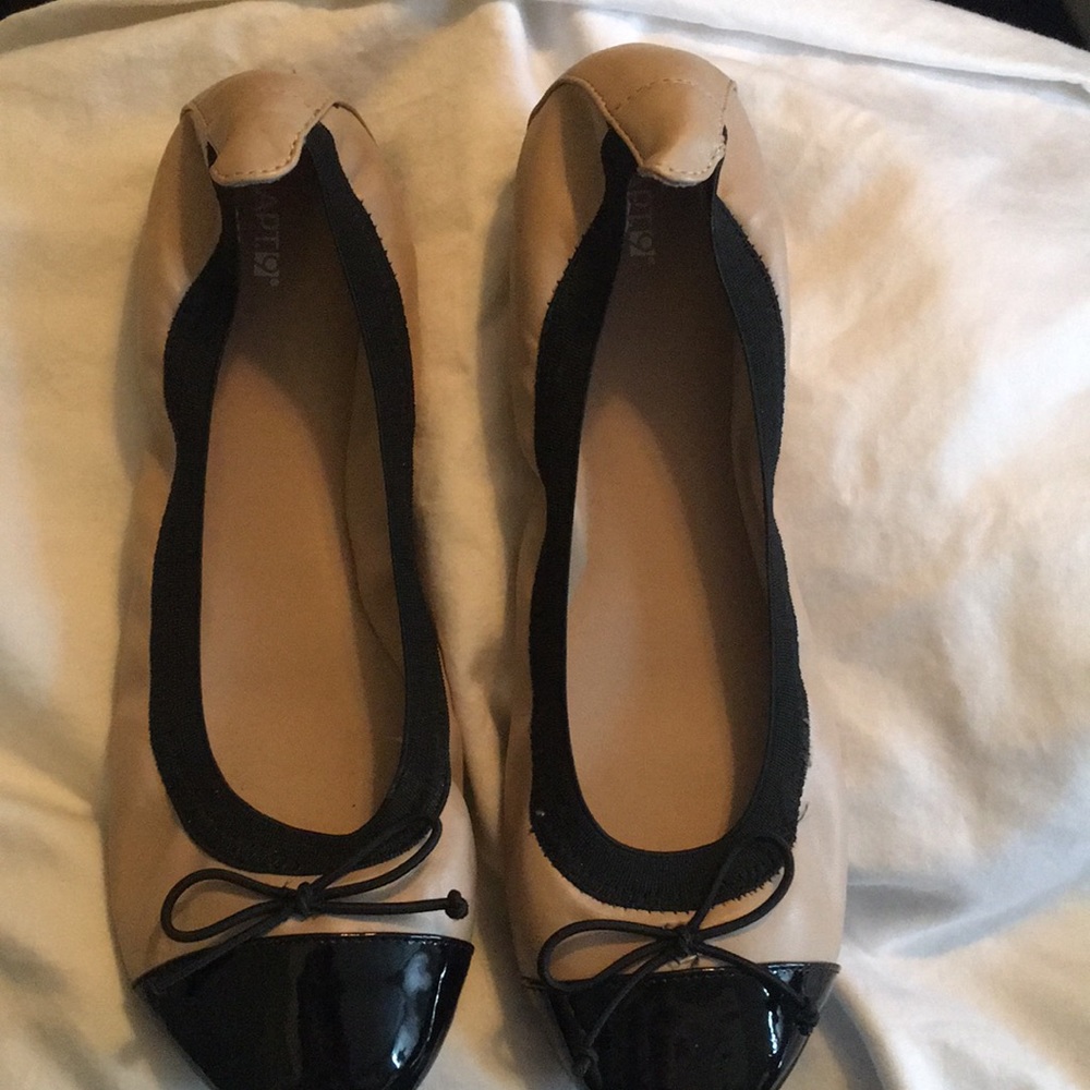 Nude/Black Flats